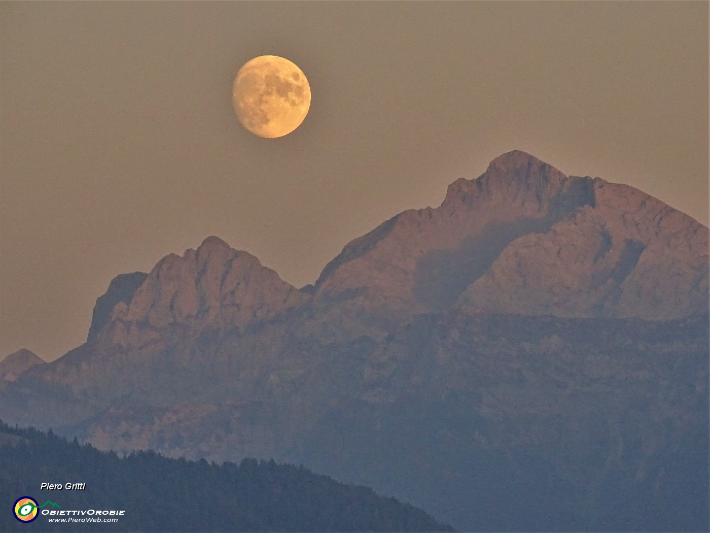 77 Spunta la luna dal monte... (tra Corna Piana e Pizzo Arera)..JPG